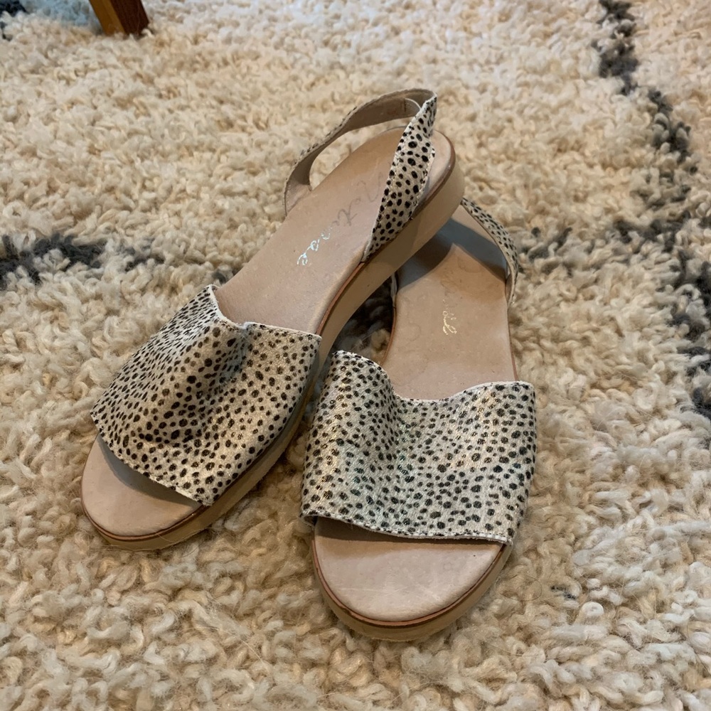 Leopard flats